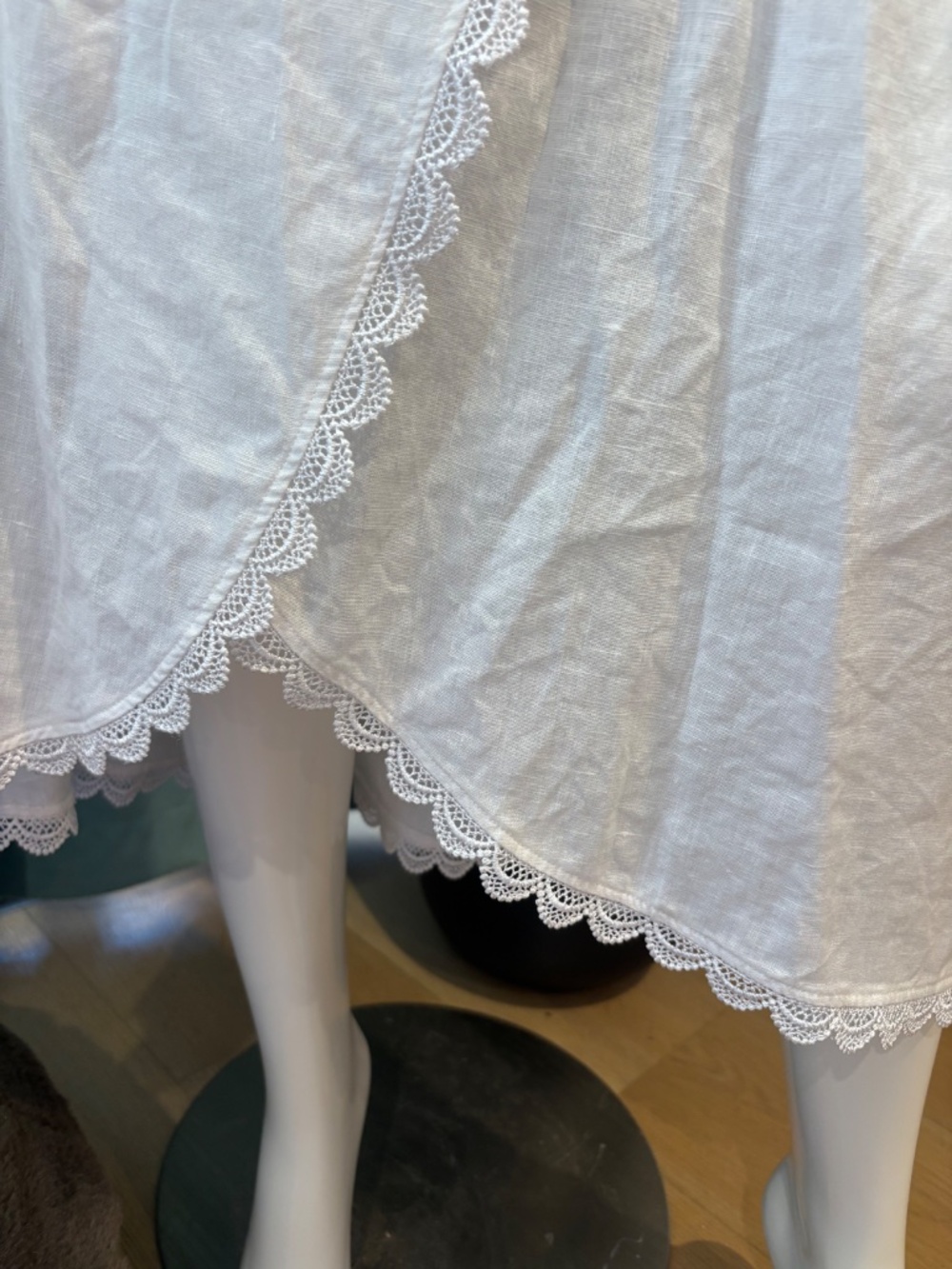 Vintage Saks Fifth Avenue Linen Skirt with Lace Trim - Picture 4 of 7